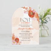 Liebe in blühendem orangefarbenem Brautparty Einladung (Stehend Vorderseite)