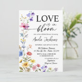 Liebe in blühenden Wildblumen Brautparty Einladung (Stehend Vorderseite)