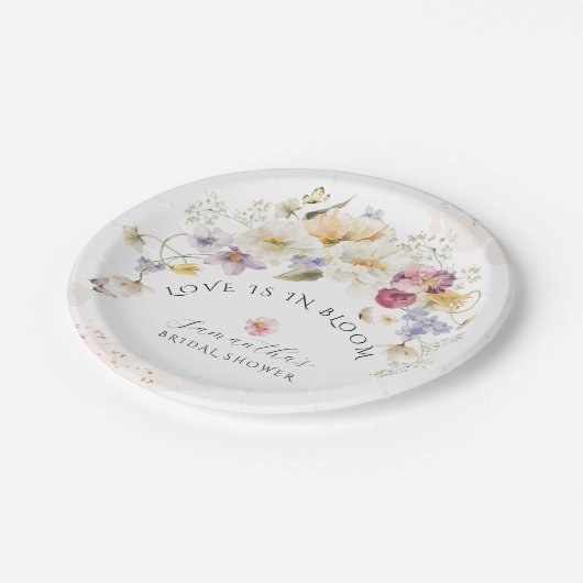 Liebe in blühender Wildblume Rustikales Brautparty Pappteller (Schrägansicht)