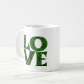 Liebe in einem irischen keltischen Schriftart Kaffeetasse (Vorderseite Links)