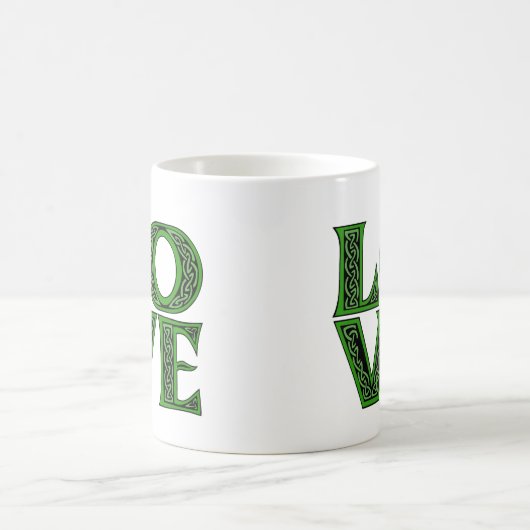 Liebe in einem irischen keltischen Schriftart Kaffeetasse (Mittel)