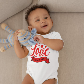 Liebe in einem Shirt, Valentinherzen und Liebe Baby Strampler