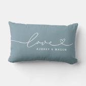 Liebe in Heart Script Dusty Blue Custom Monogram Lendenkissen (Rückseite)