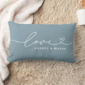 Liebe in Heart Script Dusty Blue Custom Monogram Lendenkissen (Decke)