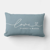 Liebe in Heart Script Dusty Blue Custom Monogram Lendenkissen (Vorderseite)