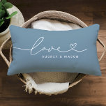 Liebe in Heart Script Dusty Blue Custom Monogram Lendenkissen<br><div class="desc">Modernes und stilvolles Design mit Kissen für Lumbalwirbelkissen und einem einfachen und minimalen "Liebe"-Typografie-Design,  das blüh- und Herzdetails enthält. Personalisieren Sie den unten stehenden Großbuchstaben mit einem Monogramm für ein Paar oder eine Familie,  ein Zitat oder einen anderen bevorzugten Text. Die staubigen Farben Blau/Tonschiefer und Weiß können modifiziert werden.</div>
