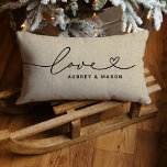 Liebe in Heftschrift Rustikale Linen Custom Monogr Lendenkissen<br><div class="desc">Modernes und stilvolles Design mit Kissen aus Lumbalwirbelkissen und einer schlichten und minimalen "Liebe"-Typografie in Schwarz mit blüh- und Herzdetails. Personalisieren Sie den unten stehenden Großbuchstaben mit einem Monogramm für ein Paar oder eine Familie, ein Zitat oder einen anderen bevorzugten Text. Ein rustikaler Leinenhintergrund ergänzt die Wohngestaltung im Bauernstil um...</div>