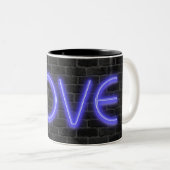 LIEBE in Neonleuchten auf Backstein Zweifarbige Tasse (VorderseiteRechts)
