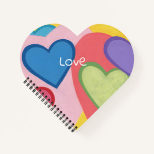 Liebe in weißen Buchstaben in farbigen Lagen Notizblock