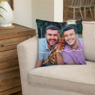 Liebe in Weißschrift mit dem Foto Herzbenutzerdefi Kissen