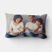 Liebe in Weißschrift mit dem Foto Herzbenutzerdefi Lendenkissen (Rückseite)