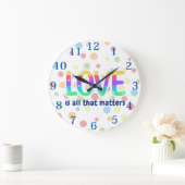 LIEBE IST ALLES, WAS zählt. Stolz und Diversity Große Wanduhr (Zuhause)