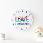 LIEBE IST ALLES, WAS zählt. Stolz und Diversity Große Wanduhr (Zuhause)