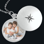 Liebe ist Allround Foto Geschenk für Mama Medaillon<br><div class="desc">Ein spezielles Foto-Depot für Mama bei der Geburt eines neuen Babys mit dem Buchstaben "Liebe ist überall". Die Vorlage ist für Sie Set, um Ihr eigenes Foto Ihrer Familie oder nur die Geschwister zusammen zum Beispiel hinzuzufügen. Wenn Sie Probleme mit der Platzierung haben, schneiden Sie Ihr Bild vor dem Hochladen...</div>