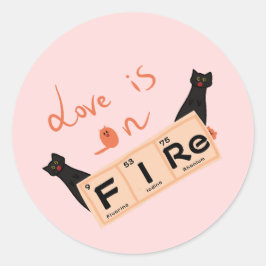 Liebe ist auf Feuerfeuerklammern Runder Aufkleber