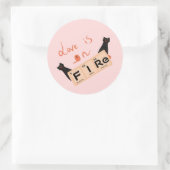 Liebe ist auf Feuerfeuerklammern Runder Aufkleber (Tasche)