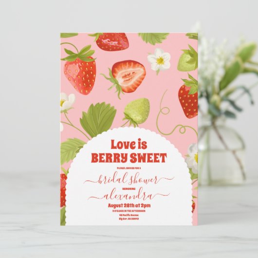 Liebe ist Berry Sweet Brautparty Erdbeere Einladung (Stehend Vorderseite)