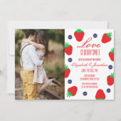 Liebe ist Berry Sweet Fruit Engagement Party Einladung (Vorderseite)