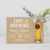 Liebe ist Bierbrauen Kraft Coupels Verlobung Einladung (Stehend Vorderseite)