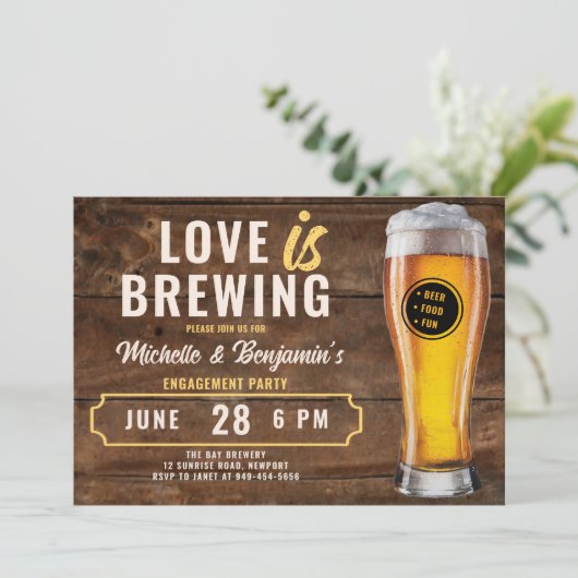 Liebe ist Bierbrauen Rustikale Coupels Verlobung Einladung (Stehend Vorderseite)