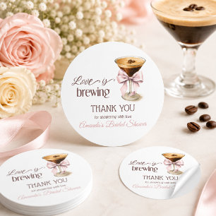Liebe ist Brauen Pink Bow Coffee Junggesellinnenab Runder Aufkleber