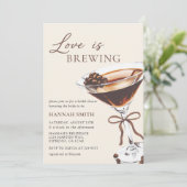 Liebe ist Brewing Chic Martini Brautparty Einladung (Stehend Vorderseite)