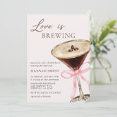 Liebe ist Brewing Chic Martini Brautparty Einladung (Stehend Vorderseite)