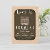 LIEBE IST BREWING Coffee Café Engagement Party Einladung (Stehend Vorderseite)