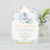 Liebe ist Brewing Soft Blue Blume Brautparty Tee Einladung (Stehend Vorderseite)