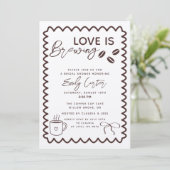 Liebe ist das Breaking Coffee Theme Brautparty Einladung (Stehend Vorderseite)