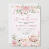 Liebe ist das Brewing Pink Floral Tee Brautparty Einladung (Vorderseite)