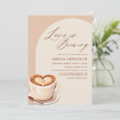 Liebe ist das Brewing Trendy Arch Coffee Brautpart Einladung (Stehend Vorderseite)