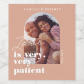 Liebe ist das Foto des geometrischen Blush Coupels Weinetikett (Einzelnes Label)