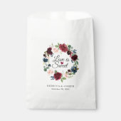 Liebe ist die süße Burgundy Blush Blue Floral Wedd Geschenktütchen (Vorderseite)