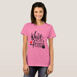 Liebe ist ein 4 mit Beinen versehener T-Shirt