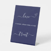 Liebe ist ein blaues Hochzeitszeichen der Leckerei Sockelschild (Vorderseite)