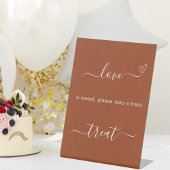 Liebe ist ein Orangenzeichen für die Leckerei Sockelschild