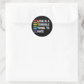 Liebe ist eine schreckliche Sache, Regenbogen zu h Runder Aufkleber (Tasche)