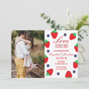 Liebe ist eine sehr süße Beeren-Verlobungsparty Einladung