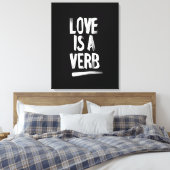 Liebe ist eine Verb-Leinwand Art Print Leinwanddruck (Insitu (Schlafzimmer))