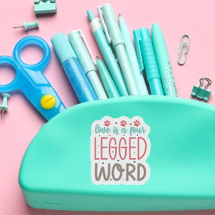 Liebe ist eine vierbeinige Word-Kontur mit benutze Aufkleber