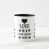 Liebe ist eine vierbeinige Word-Tasse Tasse (Zentrum)