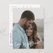Liebe ist geduldig | New Date Modern Script Foto Ankündigungspostkarte (Vorne/Hinten)