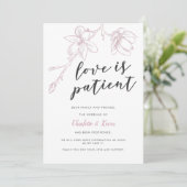 Liebe ist geduldig rosa Blumenhochzeit Ankündigung (Stehend Vorderseite)