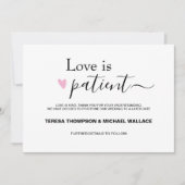 Liebe ist geduldiges Hochzeitsaufschub Pink Black Einladung (Vorderseite)