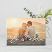Liebe ist geduldiges Romantisches Foto Hochzeit Ankündigung (Stehend Vorderseite)