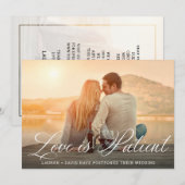 Liebe ist geduldiges Romantisches Foto Hochzeit Ankündigung (Vorne/Hinten)
