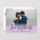 Liebe ist geduldiges Skript, das auf Hochzeit vers Ankündigungspostkarte (Vorne/Hinten)