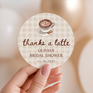 Liebe ist im Anflug Gingham Kaffee Brautparty Gesc Runder Aufkleber