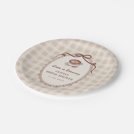 Liebe ist im Anflug Gingham Kaffee Brautparty Pappteller (Schrägansicht)